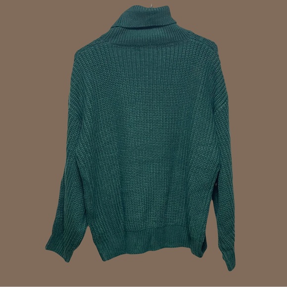 Green Turtleneck Cable Knit Sweater - Picture 4 of 4